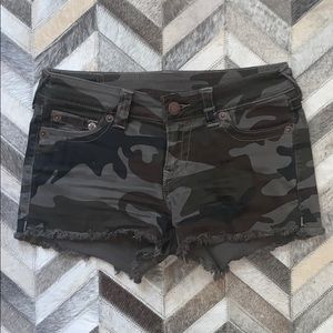 True Religion Keira Mid Rise Camo Cutoff Short 25